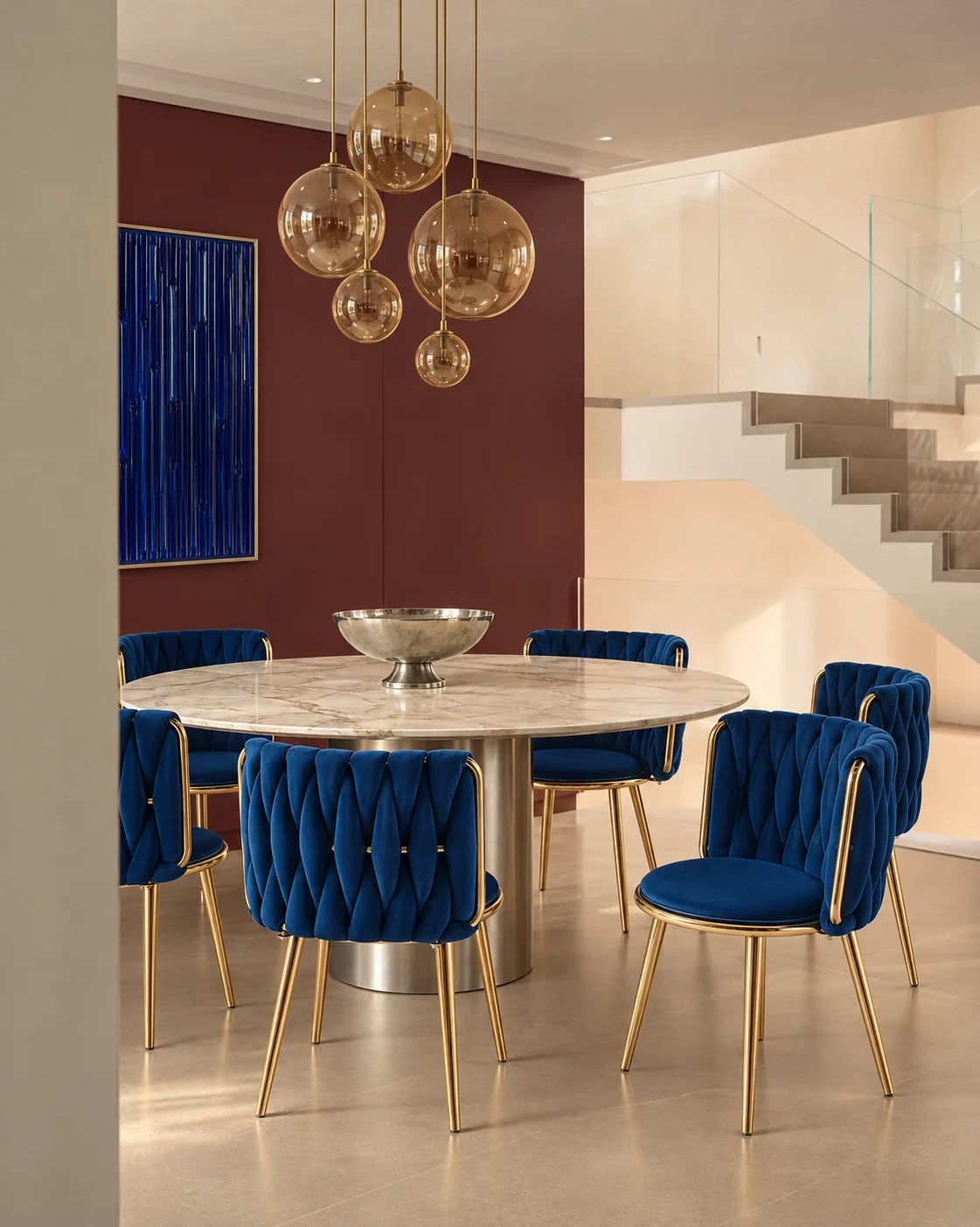 Chaises bleu nuit autour d'une table ronde