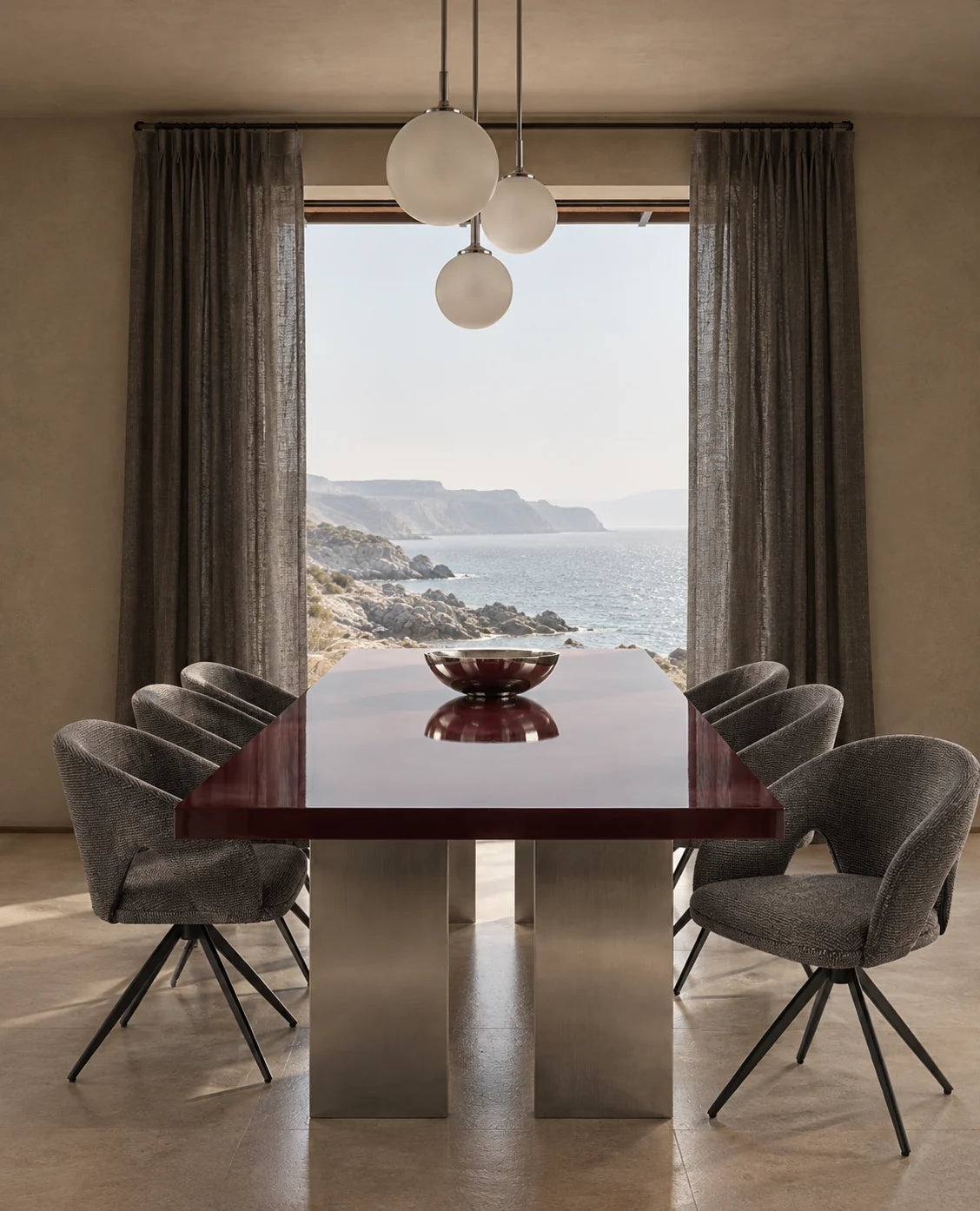 Chaises grises le long d'une table, face à la mer