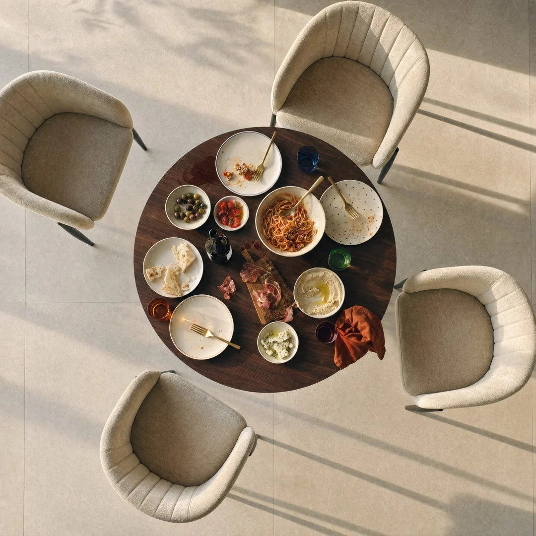 Table ronde dressée vue du dessus