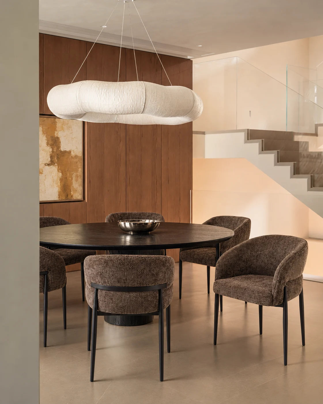 Chaises brunes autour d'une table ronde noire