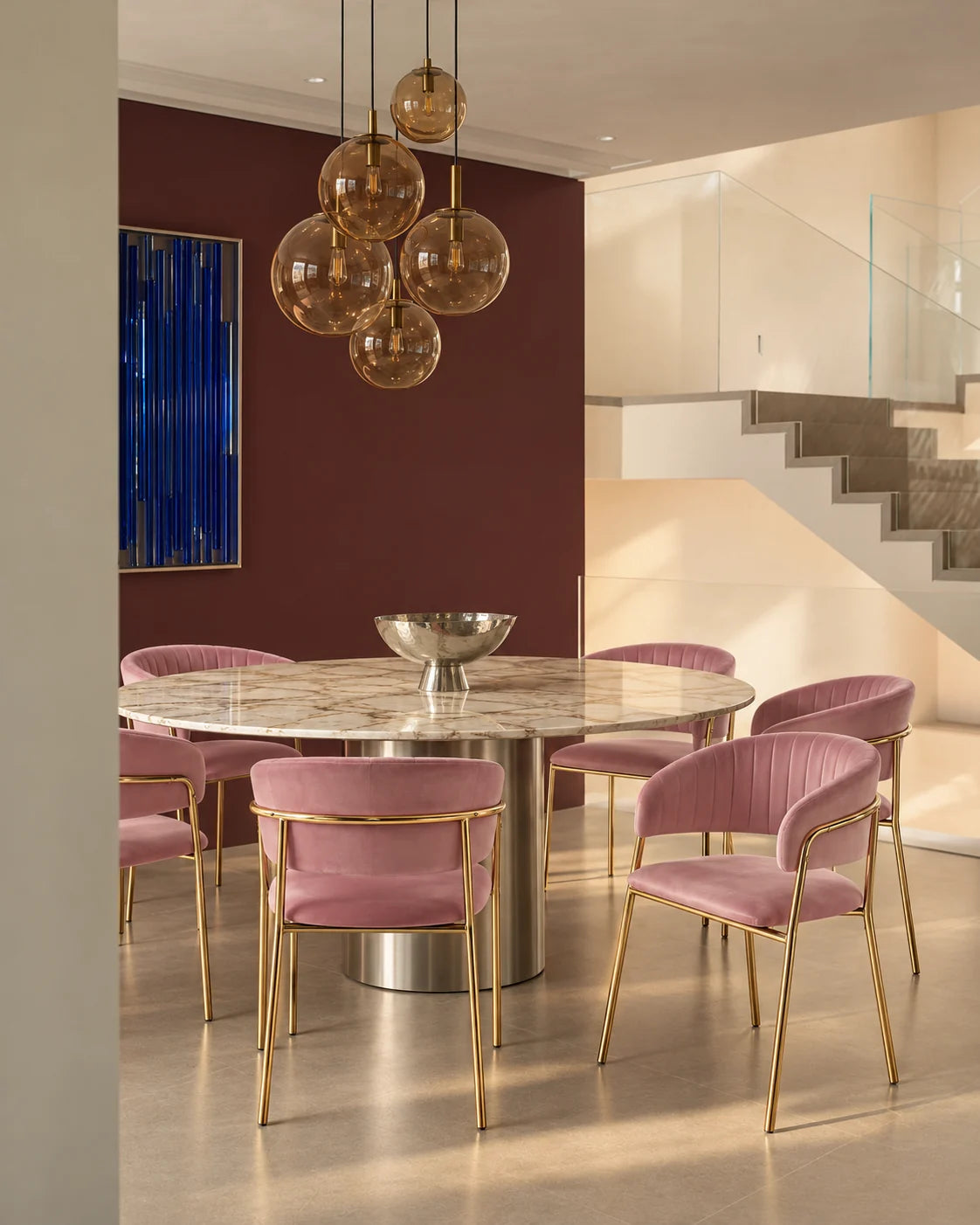 Chaises rose poudré autour d'une table ronde