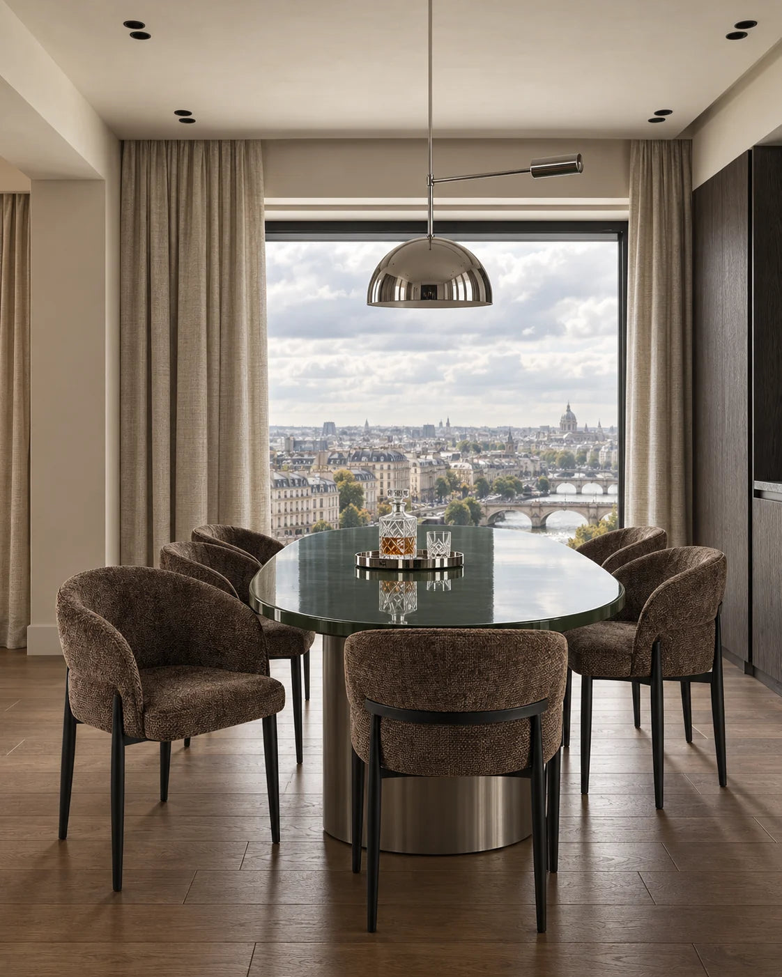 Chaises brunes autour d'une table ovale, vue sur les toits de Paris