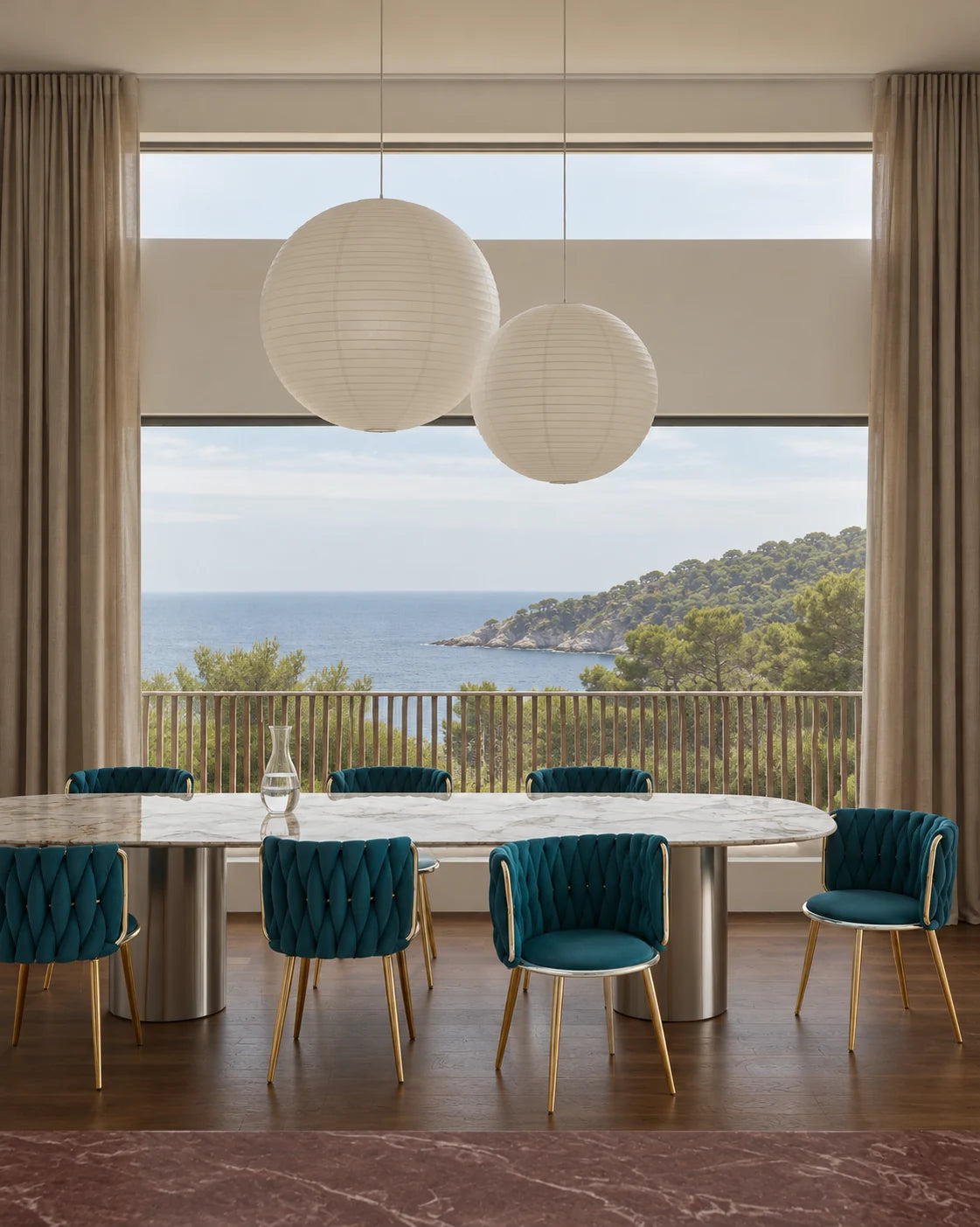 Chaises bleu canard le long d'une table, face à la mer
