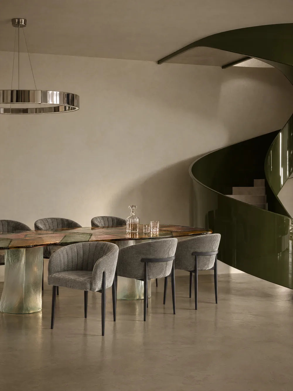 Chaises grises autour d'une table en verre