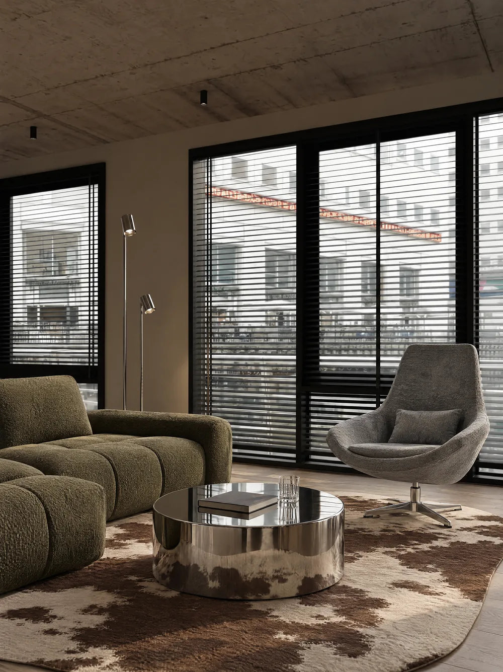 Fauteuil gris près d'une baie vitrée
