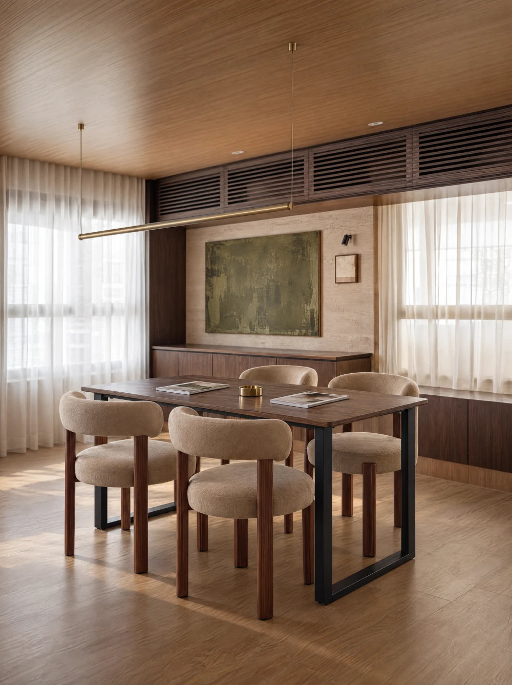 Table et chaises dans une salle à manger en bois