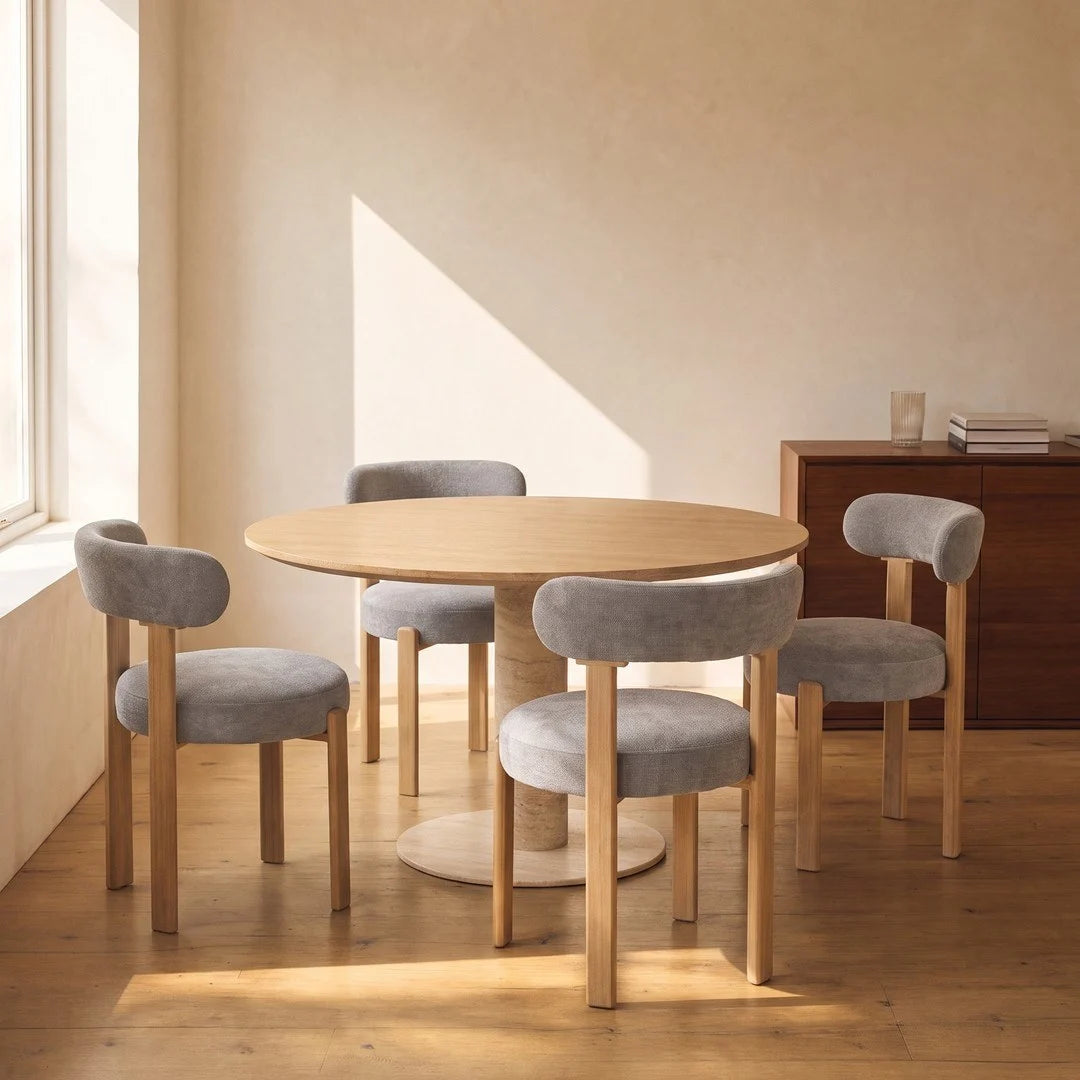 Table ronde en bois clair et chaises grises